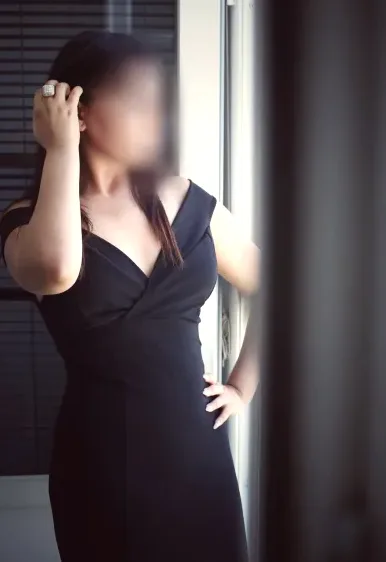 Amira, 37